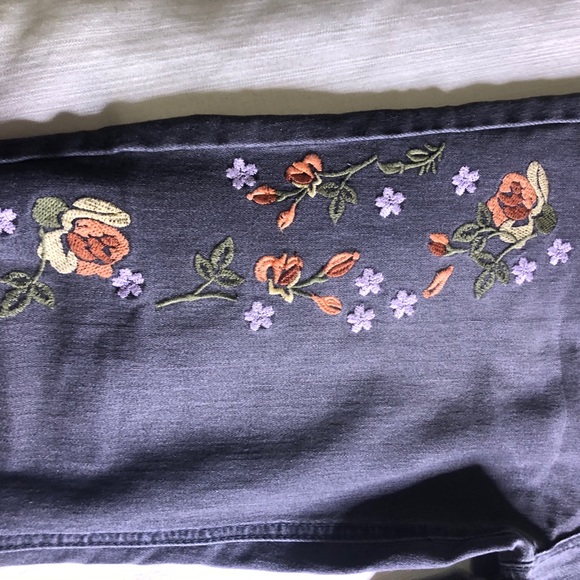 Embroidered floral jeans - Picture 2 of 7